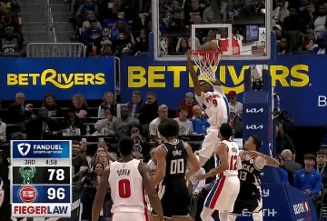 奥萨尔斜着身子空接暴扣，砍下8分4篮板4助攻2抢断2盖帽